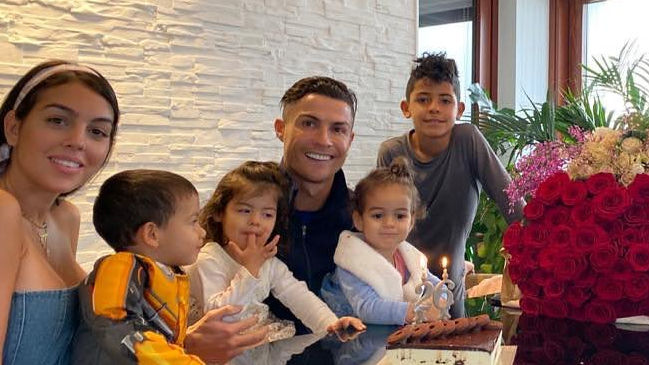 Cristiano paseó junto a su novia e hijos por las calles de Portugal pese al estado de alarma