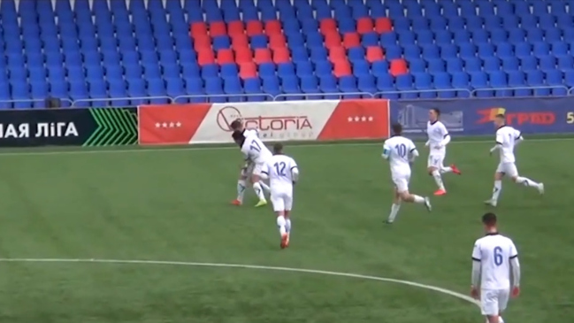 No para por el coronavirus: El tremendo golazo de la reserva de Dinamo Minsk en el fútbol bielorruso