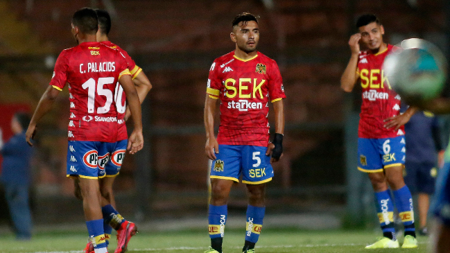 U. Española es el primer club chileno que anunció recortes salariales a su plantel y funcionarios