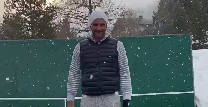 “Todavía recuerdo algunos trucos”: Roger Federer mostró su talento entrenando bajo la nieve