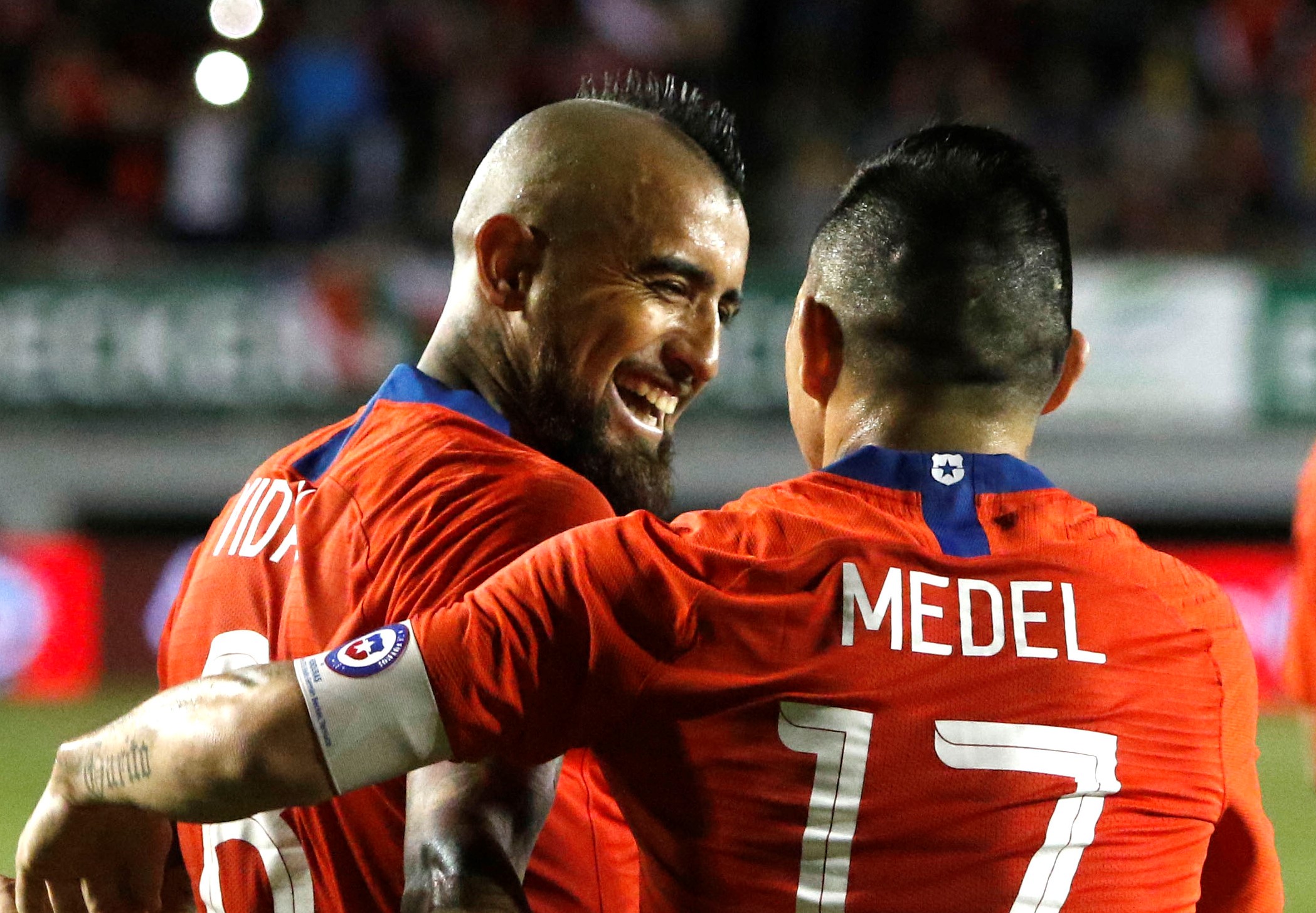 #TodosConLaCamiseta: La campaña de Vidal y Medel para ayudar a la Cruz Roja y los más necesitados