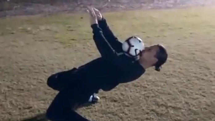 A lo Matrix: Zlatan Ibrahimovic se lució en el #HomeSkillsChallenge y desafió a Pogba y Lisa Zimouche