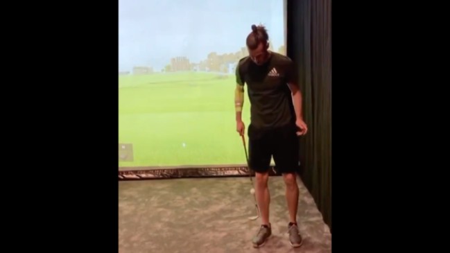 Gareth Bale se lució realizando malabares con un palo y pelota de golf
