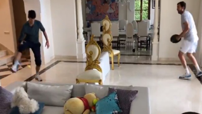 “La competencia nunca se detiene”: Novak Djokovic se divirtió jugando tenis con sartenes en su casa