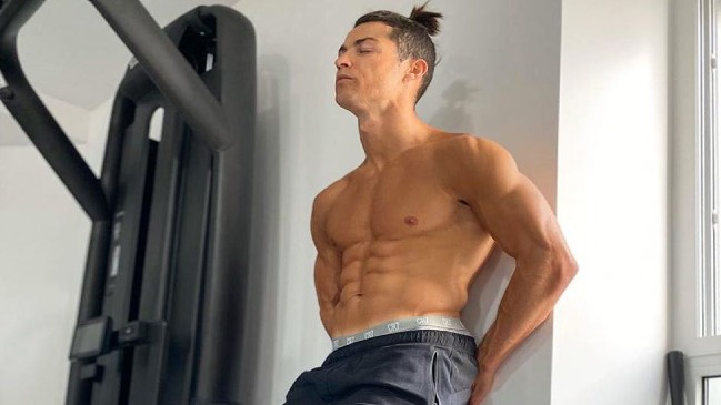 Cristiano Ronaldo sigue entrenando en su casa mientras está en cuarentena