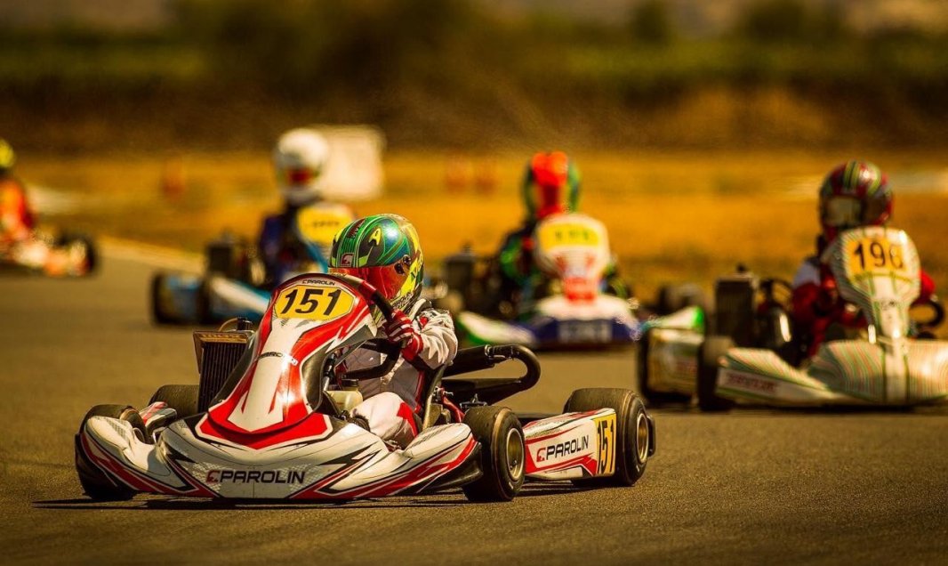 Joven campeón sudamericano de Karting entrena con un simulador virtual en su casa