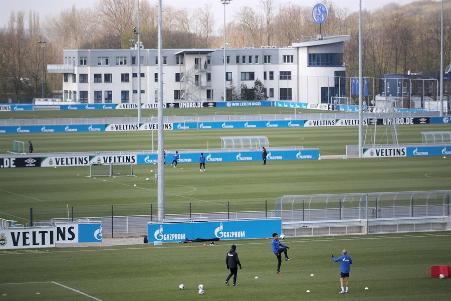 Trote y fútbol-tenis: Schalke volvió a las prácticas con estrictas medidas de seguridad