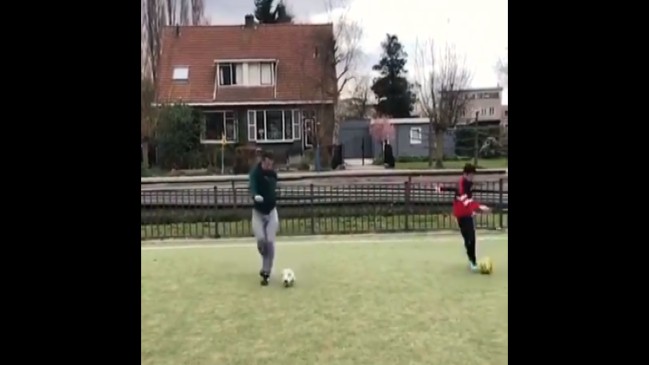 Total sincronización: Robin Van Persie y su hijo demostraron sus habilidades con el balón
