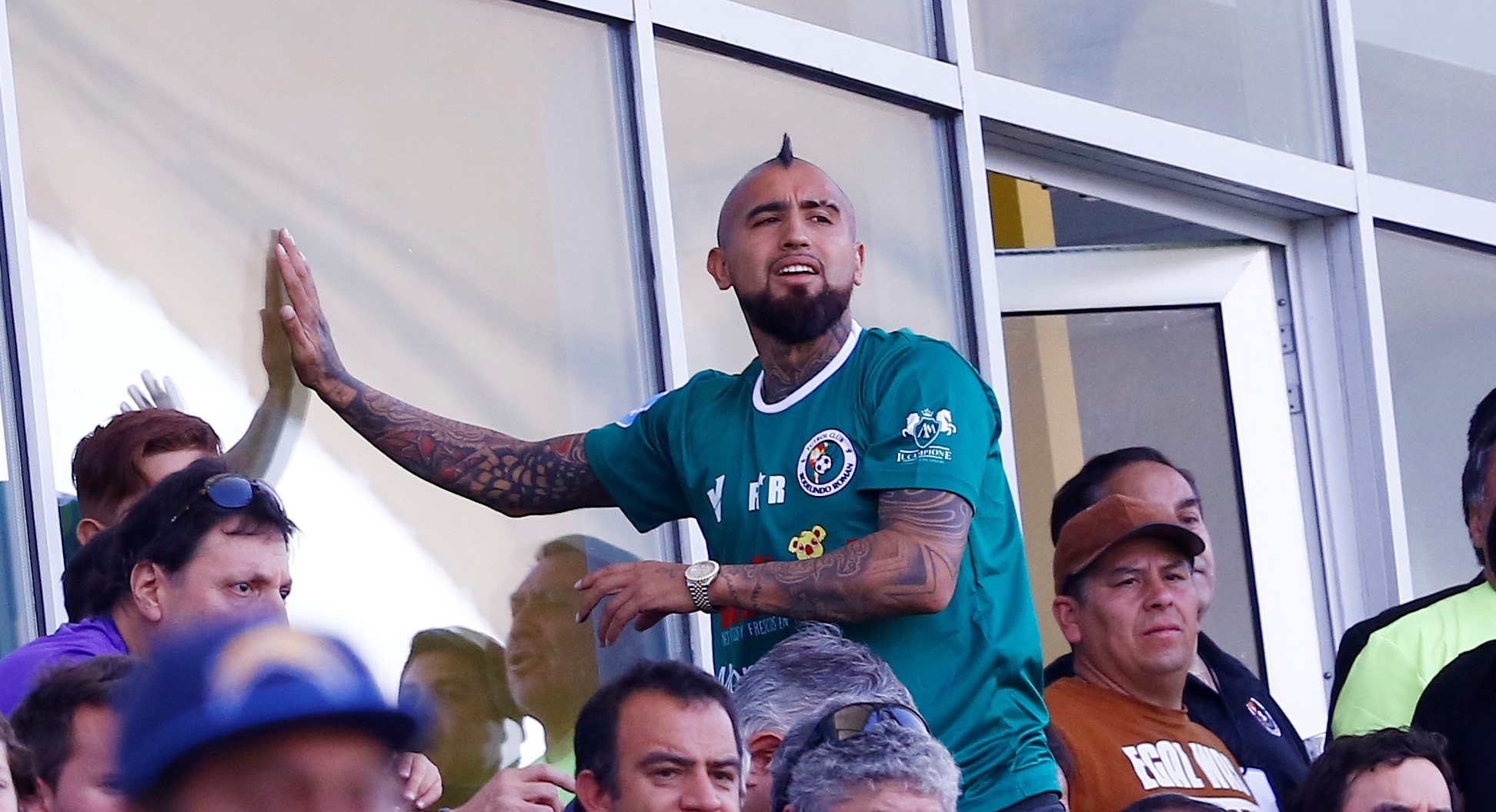En España destacaron el “bonito gesto” de Arturo Vidal al mantener sueldos de Rodelindo Román