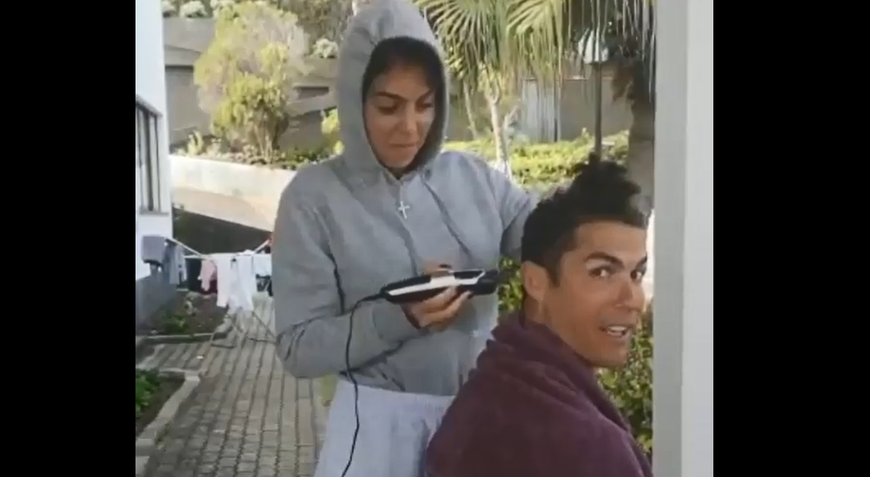 “Quédense en casa y con estilo”: Cristiano se corta el pelo con su señora durante la cuarentena