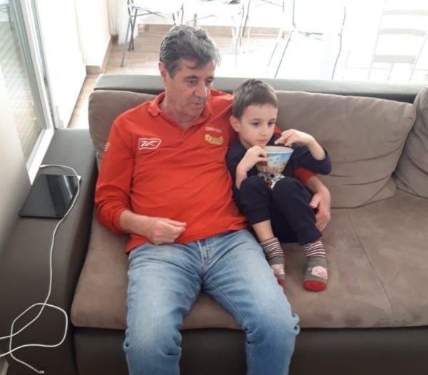 Mirko Jozic pasa la cuarentena en su casa en Croacia con una camiseta de Colo Colo