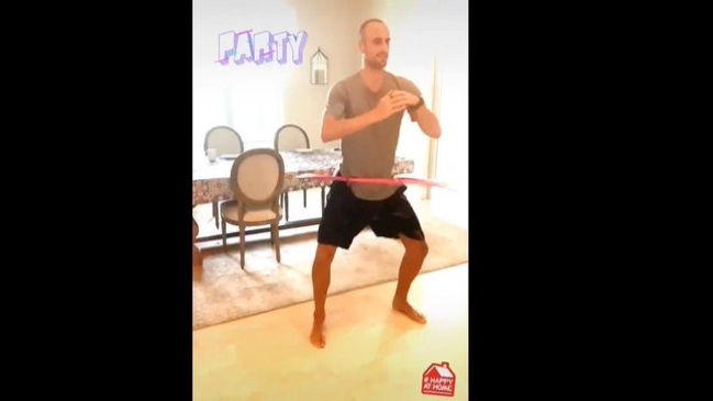 Especialista con los aros: Manu Ginóbili causó furor dominando el hula hula en su cuarentena