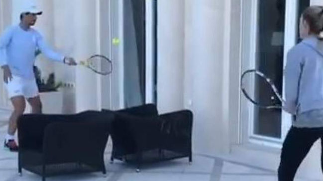 ¿Quién ganó? Rafael Nadal se enfrentó en un improvisado duelo a su hermana en la cuarentena