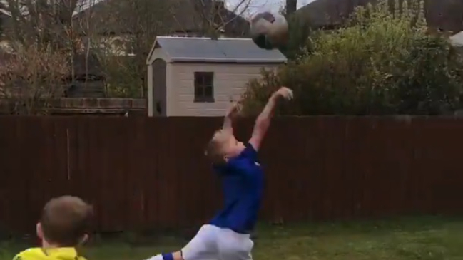 ¡Obras de arte! Niño recrea históricos goles en su patio durante cuarentena