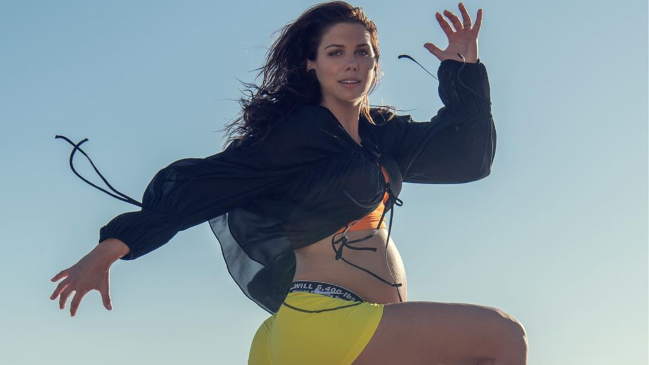 Alex Morgan se mostró feliz practicando yoga en la última etapa de su embarazo