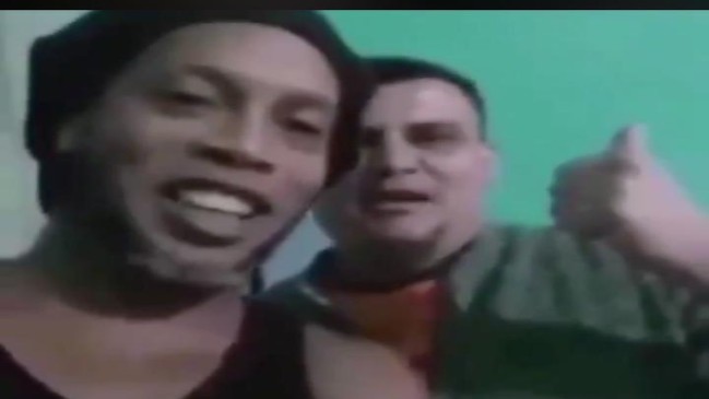 “Aquí con mi delantero”: Ronaldinho grabó video desde la cárcel junto a un compañero