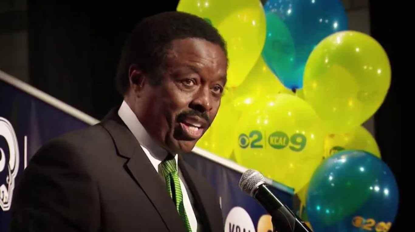 Ex jugador de la NFL fue acusado de lamer la cara de su esposa para contagiarle el coronavirus