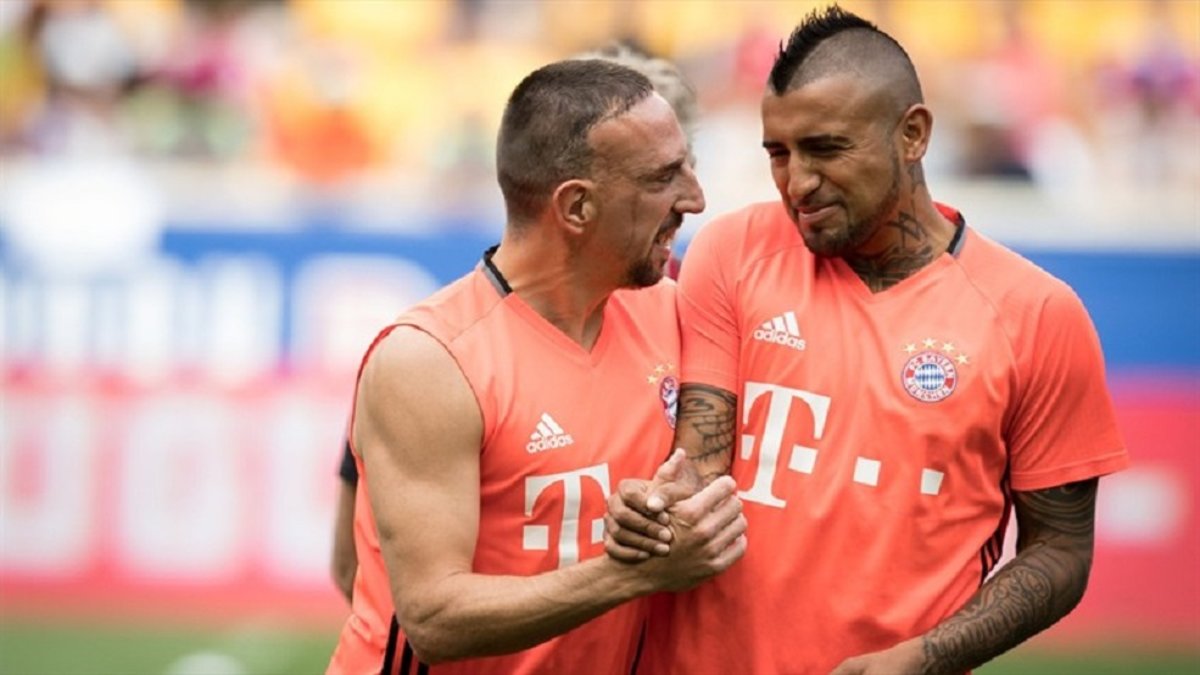 El efusivo saludo de Arturo Vidal a su “hermanito” Frank Ribery