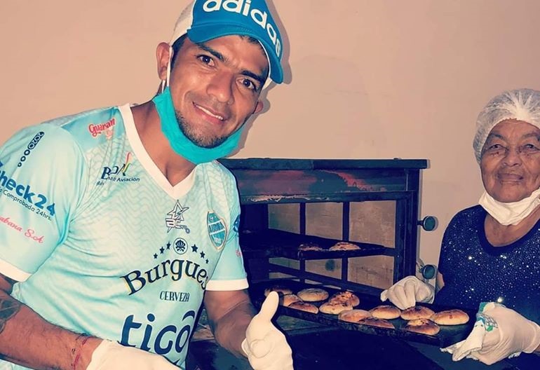 Coronavirus: Futbolista boliviano lleva pan hecho por su abuela a familias necesitadas