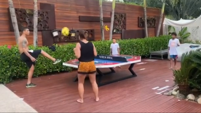 Thiago Silva disfruta en cuarentena jugando “fútbol tenis” con su familia