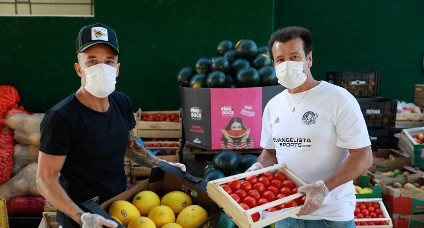 D’Alessandro y Dunga repartieron 10 toneladas de alimentos en un barrio de Porto Alegre