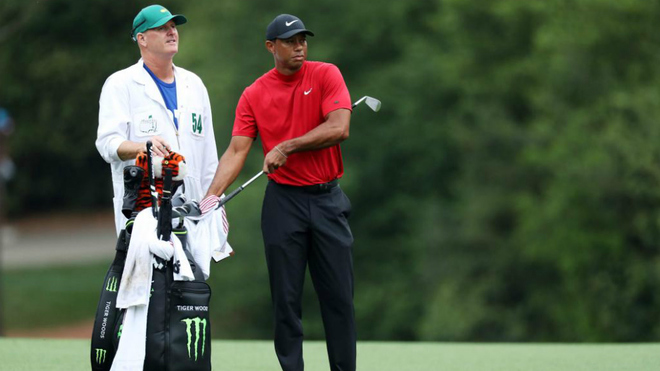 Demandaron a Tiger Woods y a un caddie por incidente en un torneo