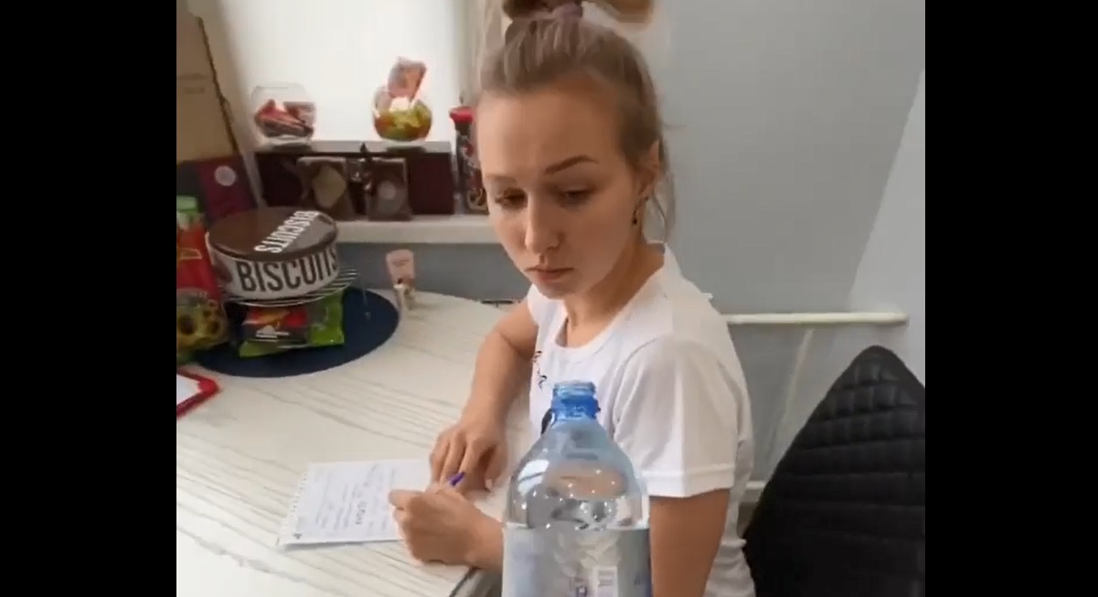 Las locuras del gimnasta ruso Nikita Nagornyy junto a su pareja durante el encierro