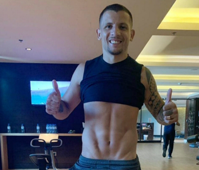 Come quinoa y hace 400 abdominales diarios: El radical cambio físico de Emiliano Vecchio