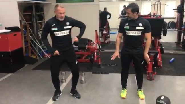 Entrenador de Andrés Iniesta en Vissel Kobe sorprendió con un vistoso baile
