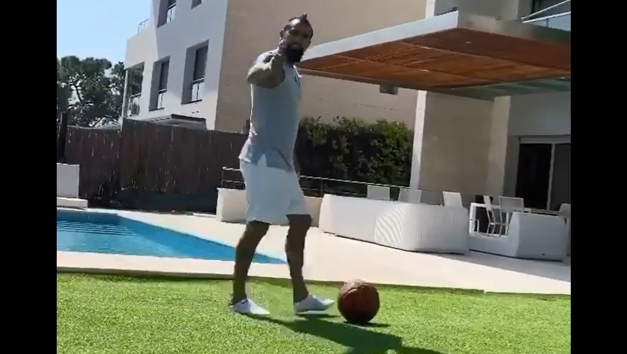Arturo Vidal se luce jugando baloncesto y bailando en su casa durante la cuarentena