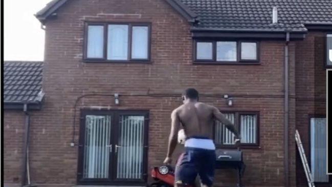 Jugador de Derby County quebró una de las ventanas de su casa tras un fallido “challenge”