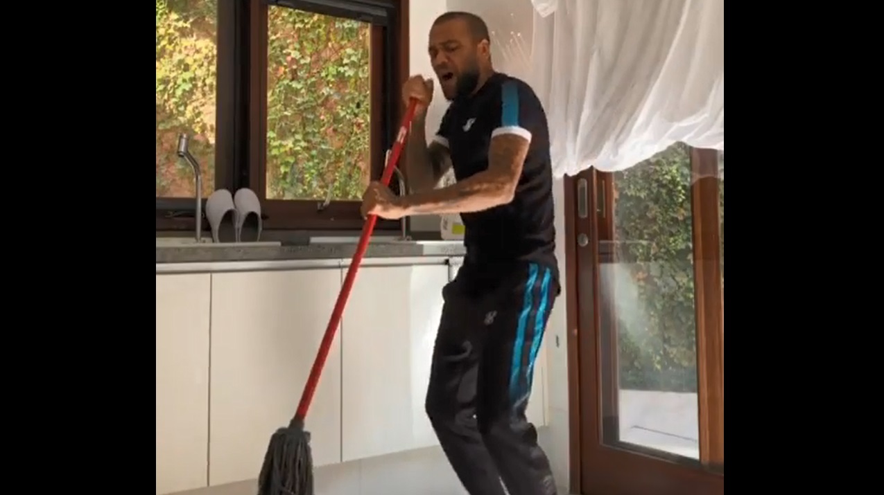 ¡Esa es la actitud! Dani Alves trapea el piso de su cocina cantando y bailando en la cuarentena