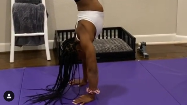 Simone Biles viralizó un exigente “challenge” en posición invertida en sus redes sociales
