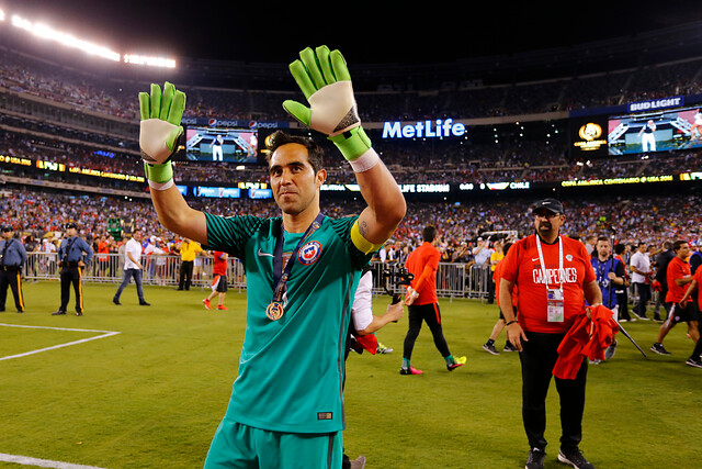Las mejores atajadas del cumpleañero Claudio Bravo con la camiseta de la selección chilena