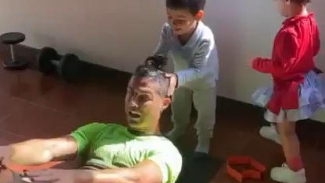 El tierno entrenamiento de Cristiano Ronaldo junto a sus pequeños hijos