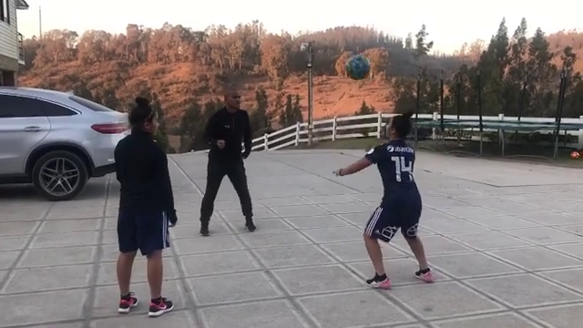 ¡Que no caiga! Humberto “Chupete” Suazo mostró el talento de sus hijas con divertido juego