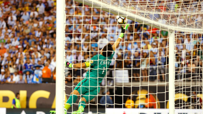 La Roja destacó las mejores tapadas de Claudio Bravo en el día de su cumpleaños