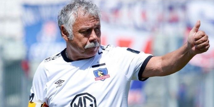 Carlos Caszely: “Piñera debería colocar un par de millones de dólares su cuenta personal”