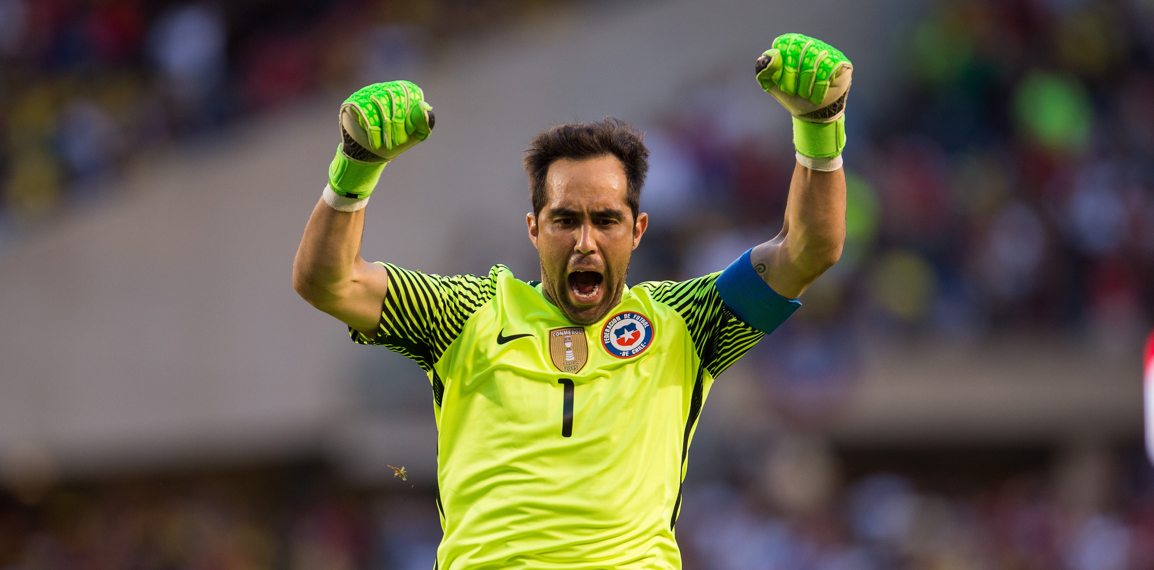 Conmebol destacó a Claudio Bravo entre los “grandes héroes” en el día internacional del arquero