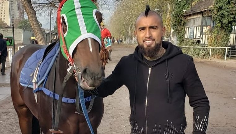 Arturo Vidal le buscaba nombre a su caballo y se acordó de Junior Fernandes, “Pepe” Rojas y del “sapo”