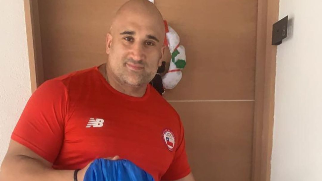 Andrés Ayub demuestra su solidaridad al colaborar como conserje en su edificio en Ñuñoa