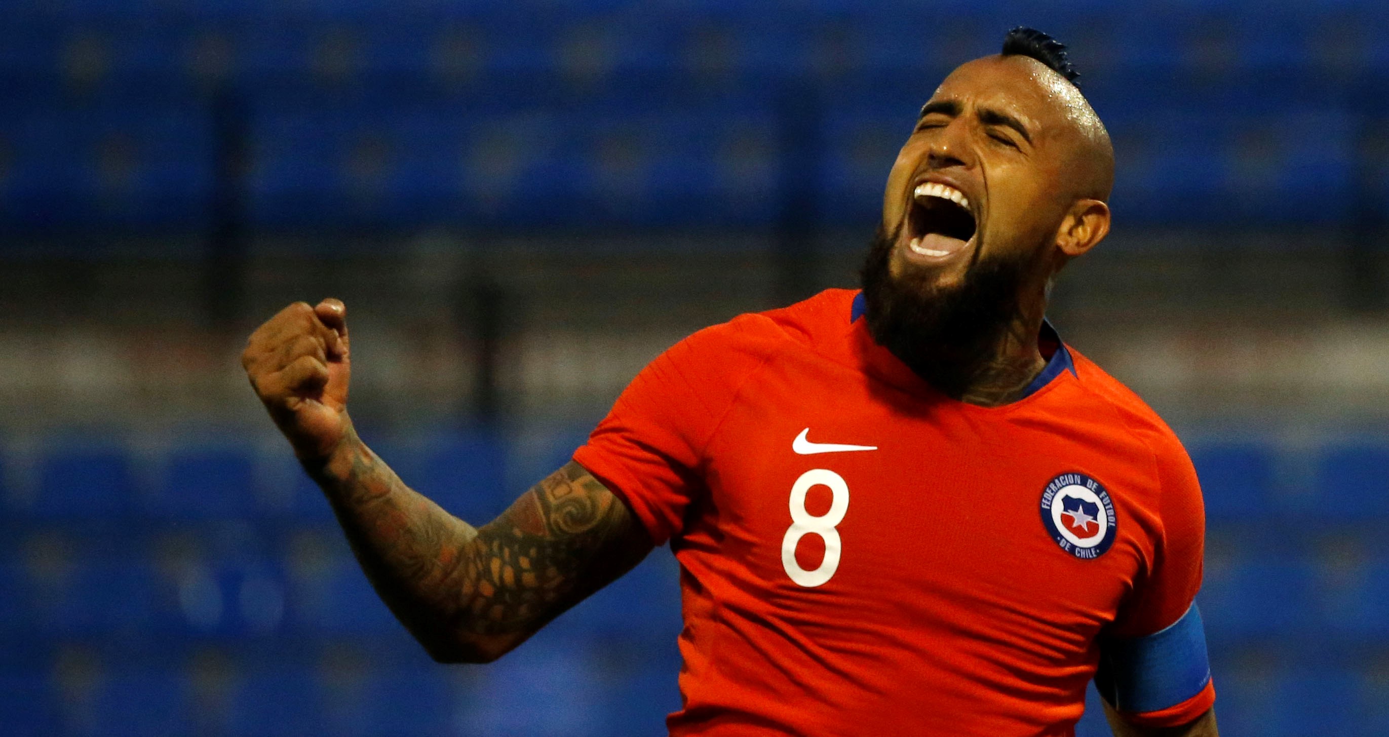 Vidal protagoniza campaña que realizará importante donación de alcohol gel a la Cruz Roja