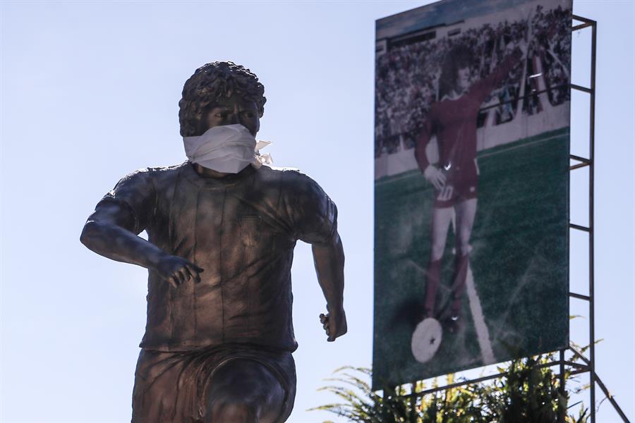 Estatua de Diego Maradona en Buenos Aires tiene su propia mascarilla