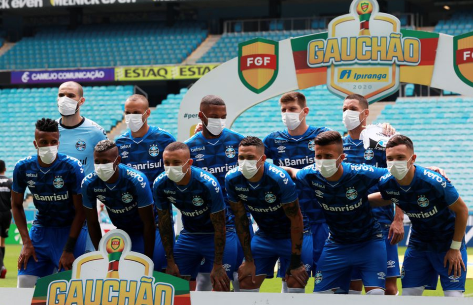 Virólogo belga planteó opción de retomar el fútbol con mascarillas para los jugadores