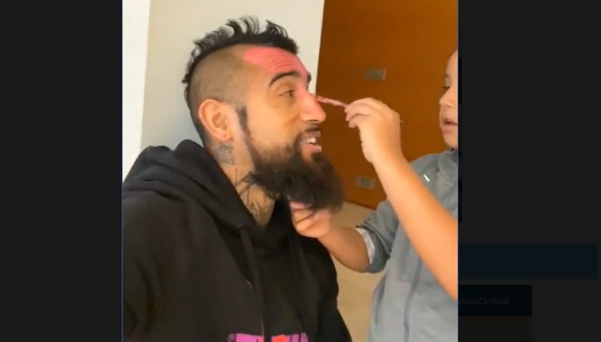 Arturo Vidal dejó que su hija le pintara la cara: “Matando el tiempo en cuarentena”