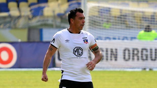 Claudio Borghi dejó a Esteban Paredes fuera de su equipo ideal de Colo Colo del siglo XXI