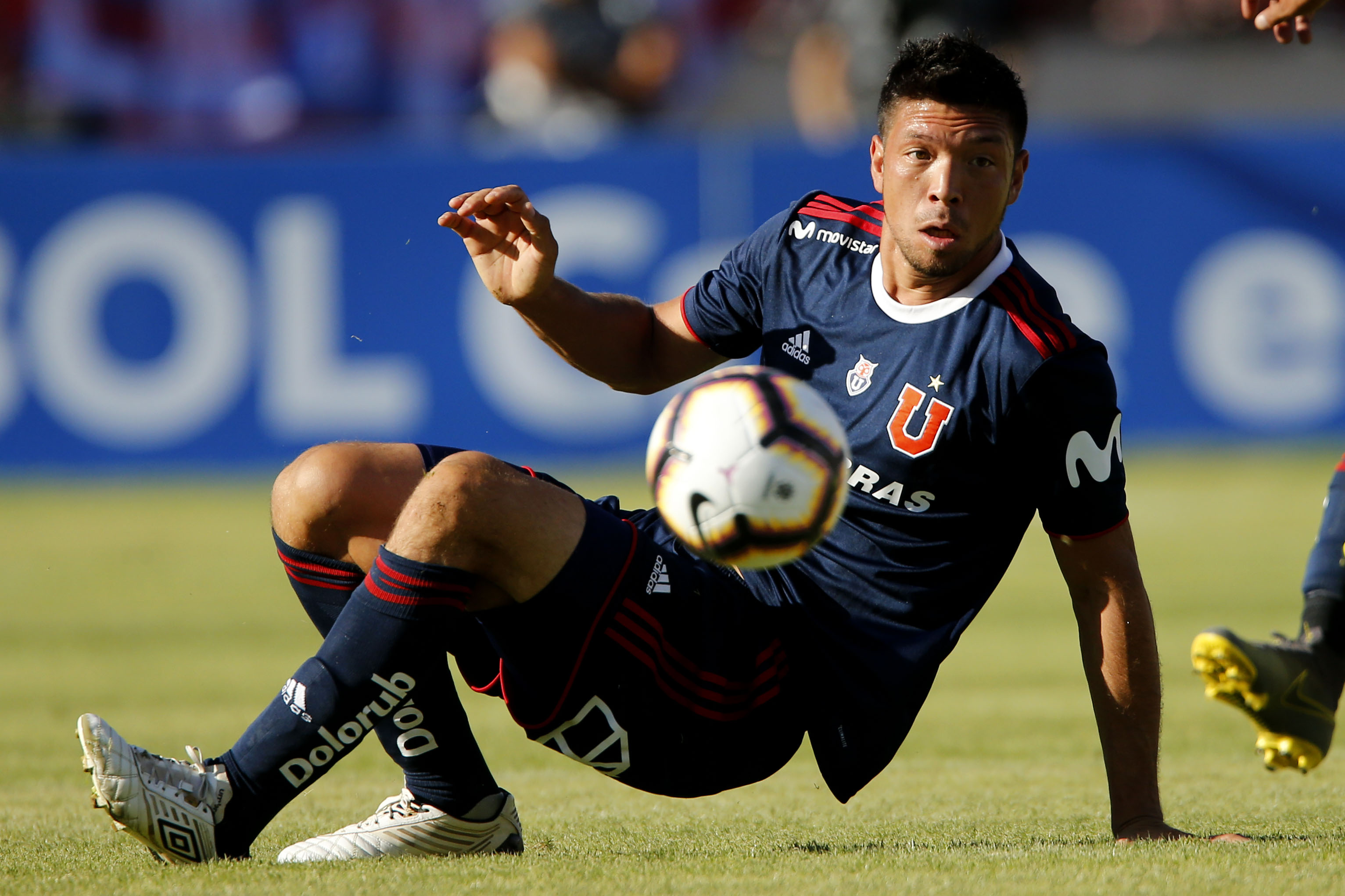 La odisea de Leonardo Gil y Sergio Vittor: Duermen en un aeropuerto a espera de su retorno a Argentina