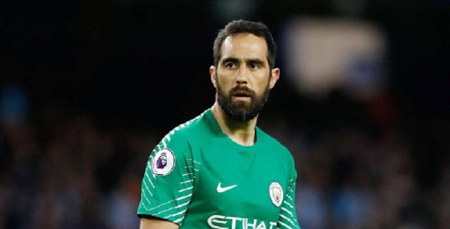 Medio incluyó a Claudio Bravo entre los peores refuerzos de Manchester City en los últimos 12 años