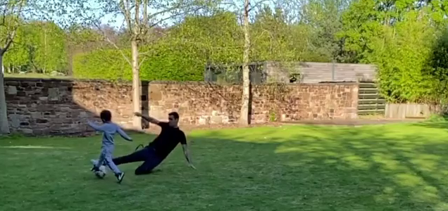 ¡Es para roja! La dura entrada de un defensa de Liverpool a su pequeño hijo