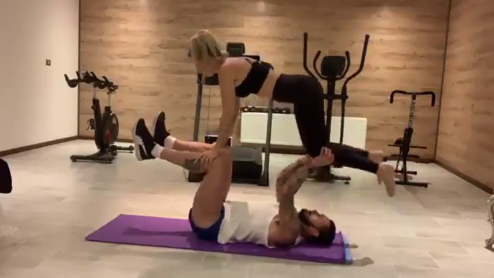 El acrobático entrenamiento de Mauricio Pinilla y Gisella Gallardo